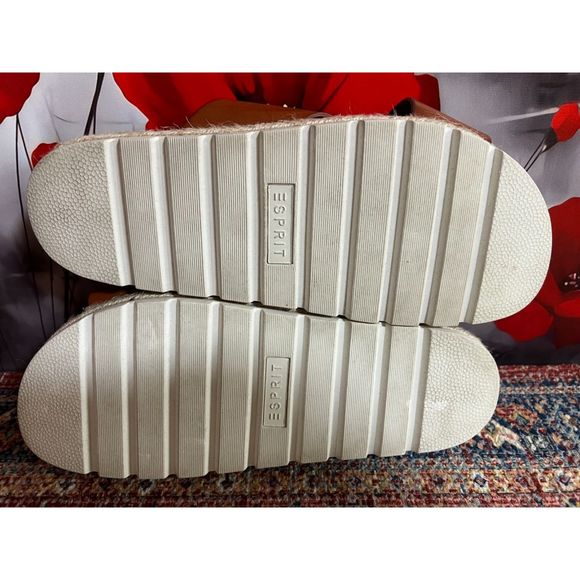 Esprit Blanca slides in EUC. Size 7.5 - Picture 7 of 8